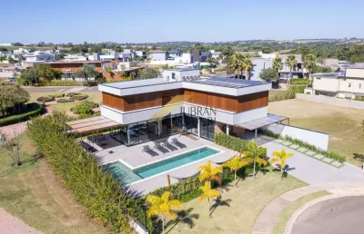 Casa à venda em condomínio - jaguariúna/sp, com 3 suítes (1 máster), lazer comum e garagem para vários carros.