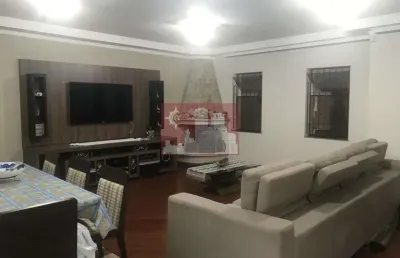 Linda casa em bairro muito tranquilo bem próximo ao horto florestal....4 suites