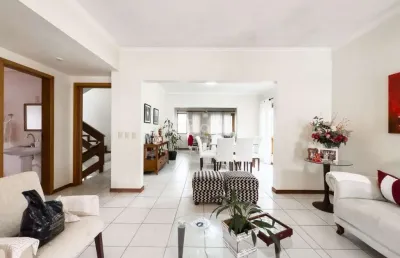 Casa de 314m2 com 4 quartos sendo 1 suíte na trindade