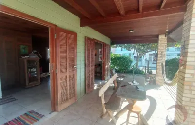 Excelente casa com 02 dormitórios  no bairro campeche!