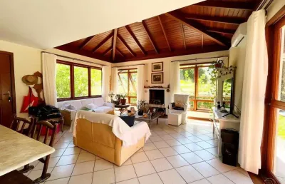 Casa em condomínio fechado com 4 quartos sendo 1 suíte no rio tavares