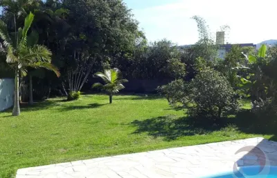 Casa  de 260m² com 3 quartos sendo 2 suítes nos ingleses