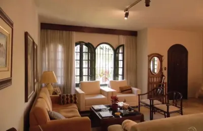 Casa de 291m² com 4 quartos sendo 1 suíte no centro