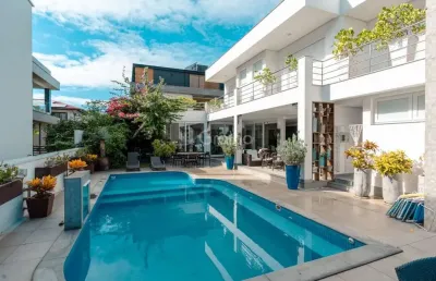 Casa alto padrão de 600m² com 4 suítes em jurerê internacional