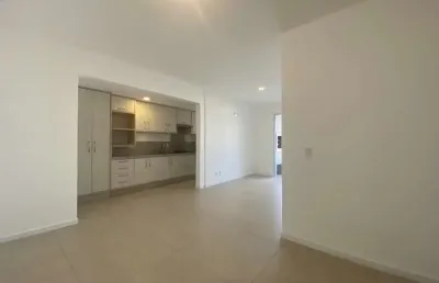 Belo apartamento com 03 dormitórios no bairro campeche!