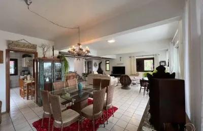 Casa residencial de 4 dorms. no bairro praia brava.