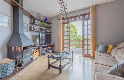 Casa com 3 andares e 5 dormitórios no bairro córrego grande