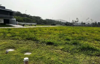 Terreno em condomínio fechado, com 300m² no bairro pedra branca.