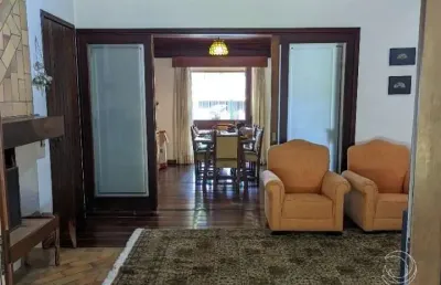 Casa residencial de 6 dormitórios no bairro trindade
