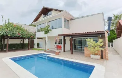 Casa alto padrão em condomínio fechado com 5 quartos no sambaqui