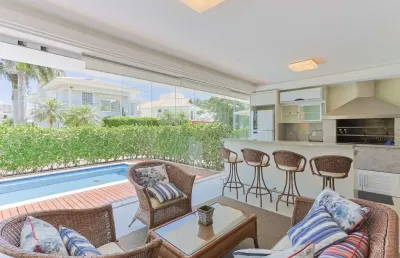 Casa de 380m² com 3 quartos sendo 1 suíte em condomínio fechado no cacupé