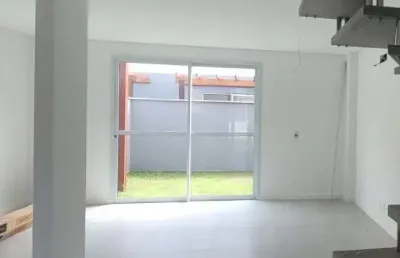 Casa residencial com 2 suítes, em condomínio fechado