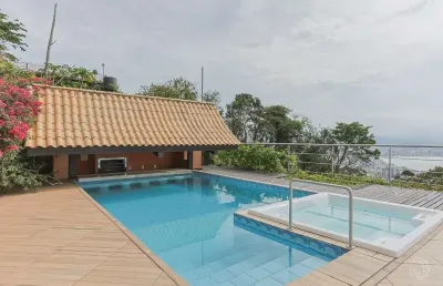 Casa com vista mar e 4 quartos no centro de florianópolis