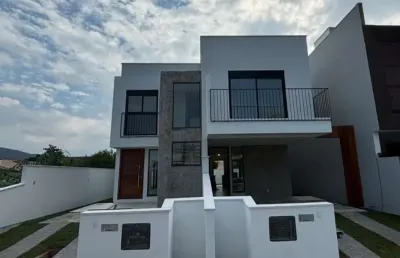 Casa de 144m² com 3 quartos sendo 1 suíte no campeche