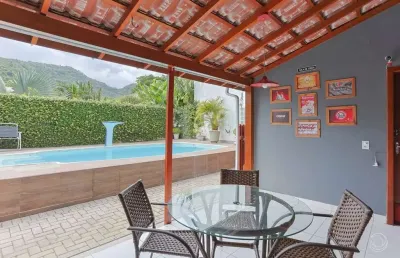 Casa em condomínio fechado com 3 quartos sendo 1 suíte no ribeirão da ilha