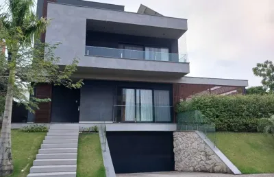 Excelente casa de alto padrão com 4 suítes no rio tavares