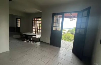 Casa residencial no bairro sambaqui, florianópolis.
