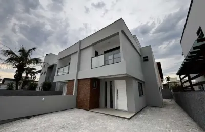 Casa geminada com 3 quartos no carianos, florianópolis