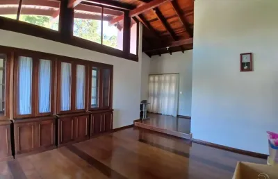 Casa residencial com 4 quartos sendo 1 suíte no córrego grande