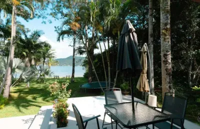 Casa de 350m² com 4 quartos sendo 3 suítes na praia mole