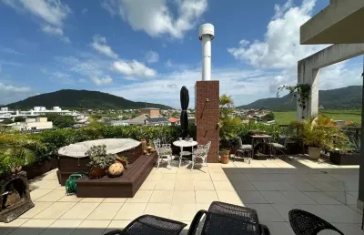 Excelente cobertura mobiliada, com dois quartos, sendo uma suíte