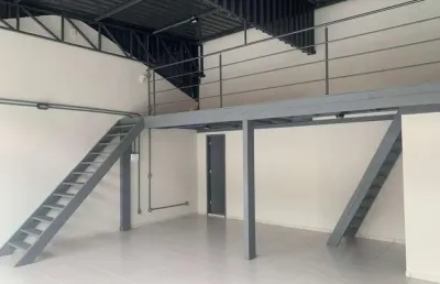 Casa comercial com 3 salas e 1 galpão no saco dos limões