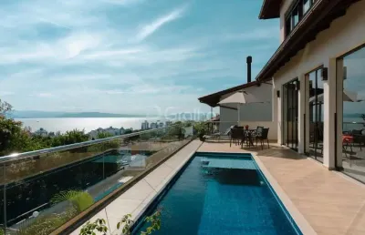 Casa de 370m² com 4 quartos sendo 2 suítes no centro