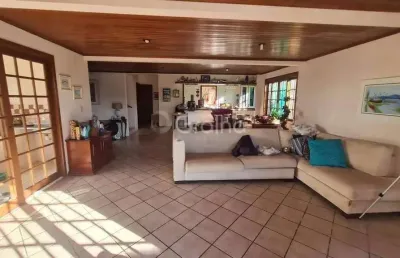 Casa de 244m² com 3 quartos sendo 1 suíte no ingleses