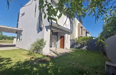 Casa com 3 quartos à venda na Rua Aviação Francesa, --, Campeche, Florianópolis