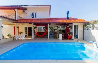 Casa de 278m² com 4 quartos sendo 1 suíte no sambaqui
