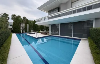 Casa residencial de 770 m² com 4 quartos sendo 4 suítes no bairro jurerê