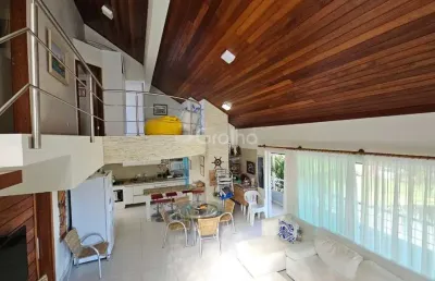 Casa de 433m² com 11 quartos sendo 1 suíte em canasvieiras