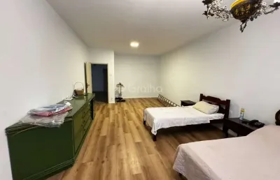 Casa de 400m² com 4 quartos sendo 2 suítes no centro