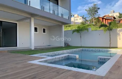 Casa de 317m² com 4 quartos sendo 1 suíte na pedra branca