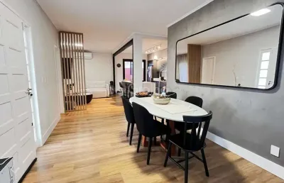 Casa térrea com 3 quartos,  1 suíte e 164m² privativos em jurerê internacional, florianópolis