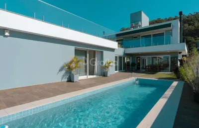 Casa de 470m² com 4 quartos sendo 3 suítes nos ingleses