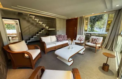 Casa residencial com 4 quartos sendo 3 suítes com 360,00m² em sambaqui, florianópolis.