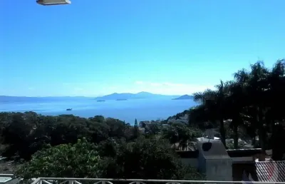Casa de 300m² com 5 quartos sendo 2 suítes no centro