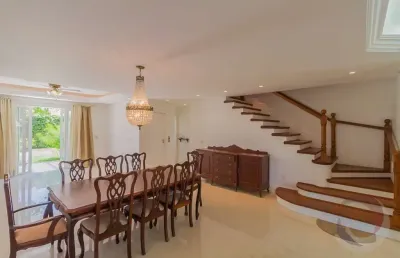 Casa residencial de 380m² com 5 quartos sendo 4 suítes em jurerê