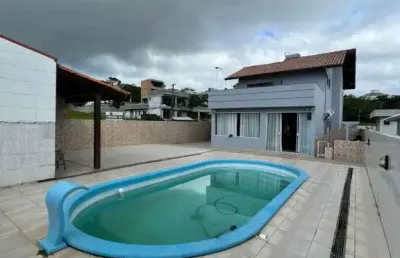 Casa de 180m² com 3 quartos sendo 1 suíte no centro