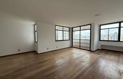 Apartamento de 211m² com 4 quartos sendo 2 suítes no centro