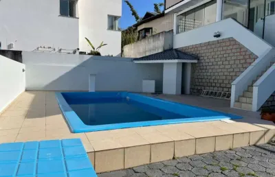 Casa residencial de 5 dorms no bairro ponta de baixo