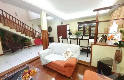 Casa de 250m² com quartos sendo 1 suíte no carianos