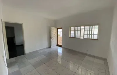 Oucura, grande loucura. excelente casa em condomínio, no município de mongaguá, de 03 dormitórios, sendo 02 suíte.