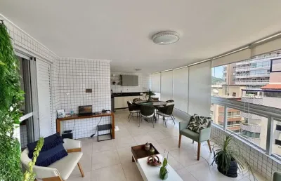 Loucura, grande loucura. excelente apartamento todo mobiliado no canto do forte, a 100 metros do mar, de 03 dormitórios, sendo 02 suítes.