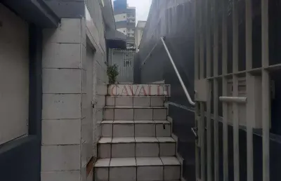 Casa térrea, entrada principal compartilhada, três casas no quintal.
