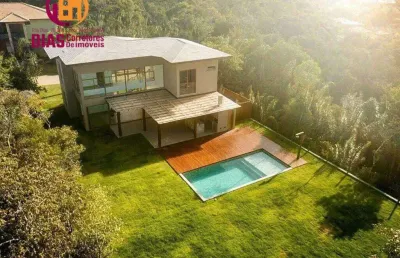 Vendo casa em praia do forte dentro de condomínio, recém construída e pronta para morar  projeta da com armários e  800m2 de área total e 412 de área construída 4 suítes distribuidas em 2 pavimentos.
