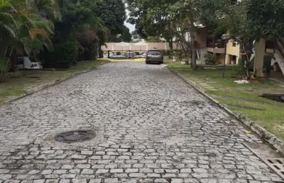 Vendo em oportunidade casa com 3 pavimentos com 198m2, 3/4 reversível para 4/4, garagem coberta, espaço gourmet em condomínio super bem localizada em stella maris  com clube piscina  - salvador/ba.