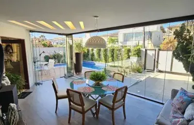 Vendo linda casa semi-mobiliada em villas com  320m2, nascente, reformada, 4/4, 3 suítes, 01 térrea, piscina, espaço gourmet, jardim garagem - villas do atlântico - salvador/ba.