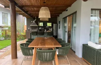 Casa maravilhosa á venda 3 suítes. porteira fechadacondomínio alto da enseada praia do forte.